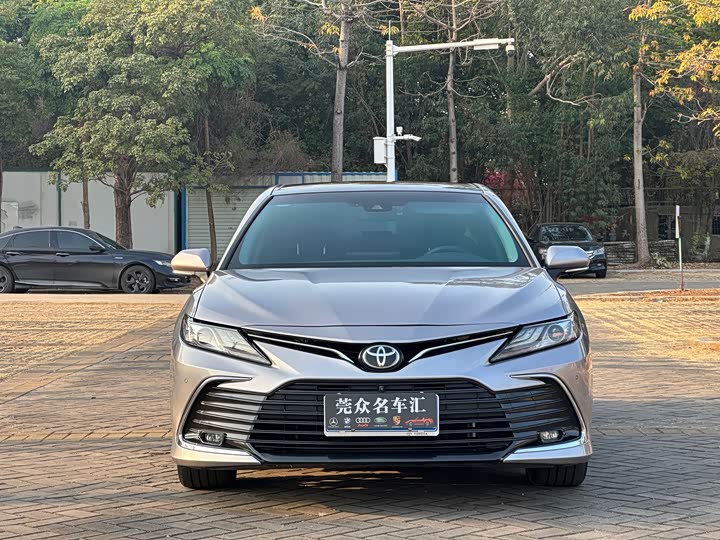 Фото 3 - Toyota Camry