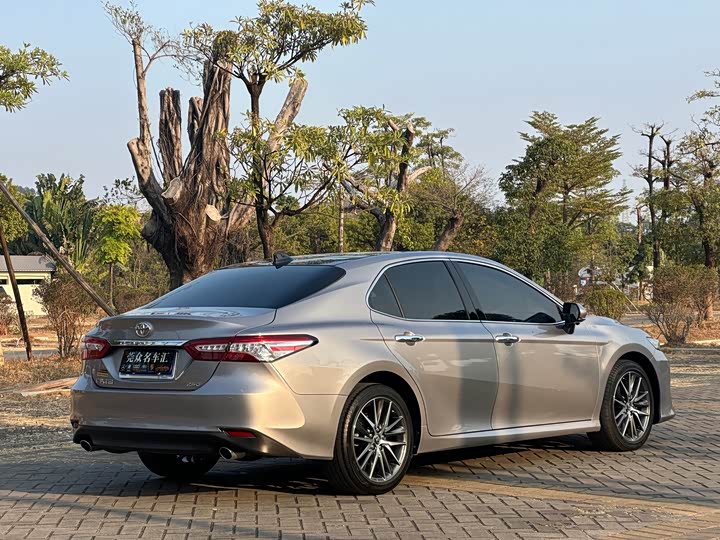 Фото 5 - Toyota Camry