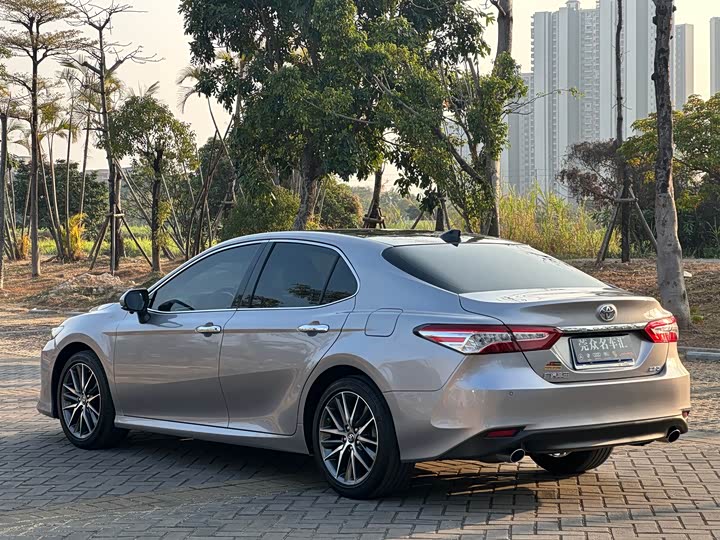 Фото 6 - Toyota Camry