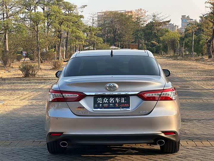 Фото 7 - Toyota Camry