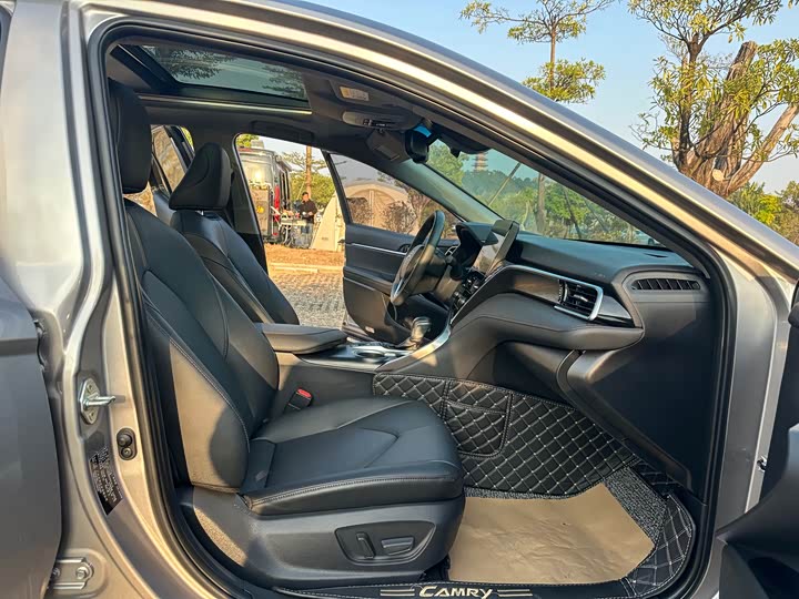 Фото 8 - Toyota Camry