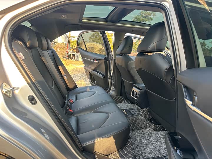 Фото 9 - Toyota Camry