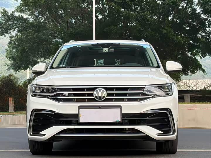 Фото 2 - Volkswagen Tiguan L Pro