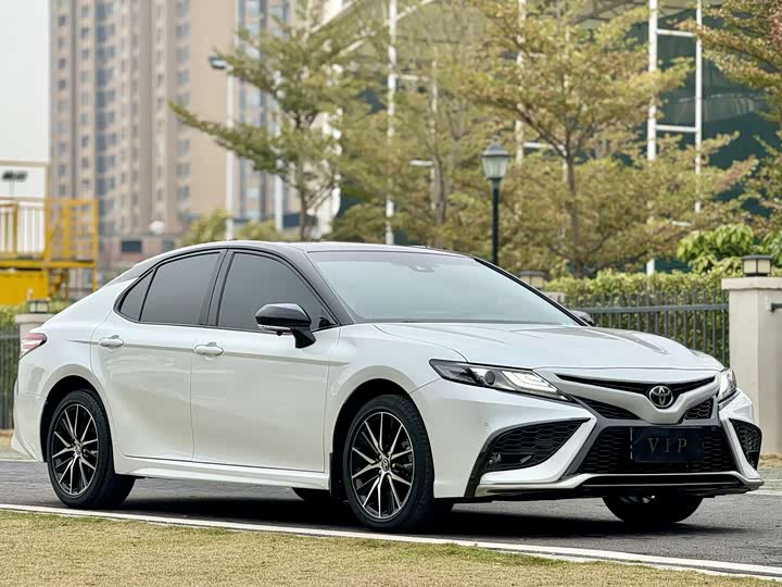 Фото 2 - Toyota Camry