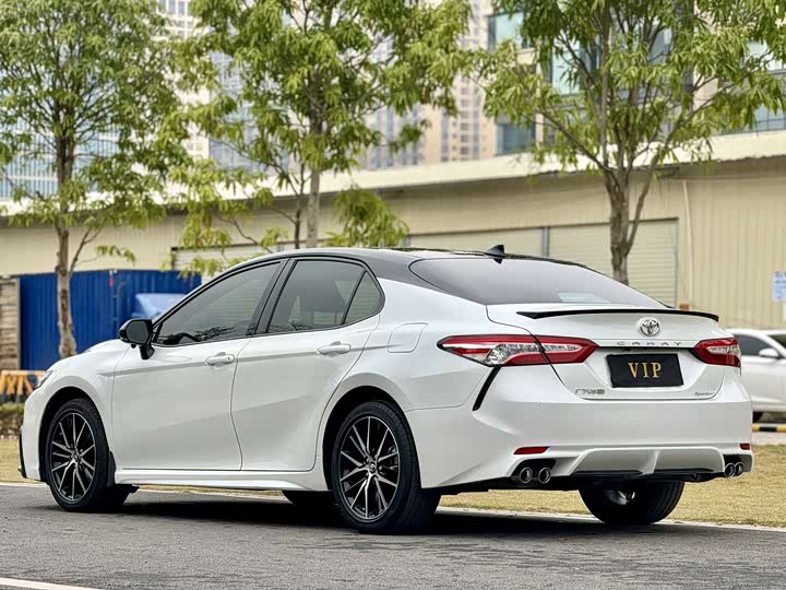 Фото 4 - Toyota Camry