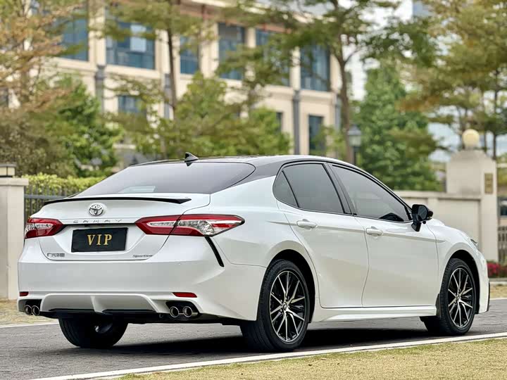 Фото 5 - Toyota Camry