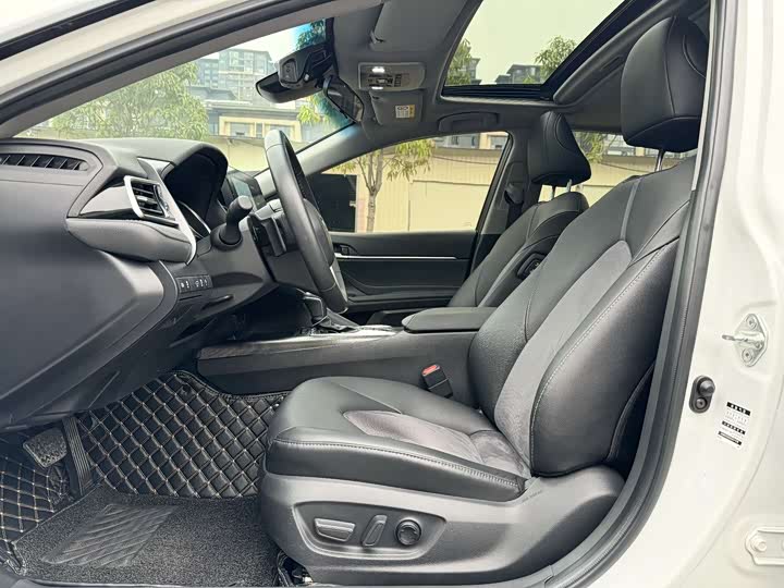 Фото 8 - Toyota Camry