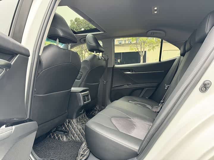 Фото 9 - Toyota Camry