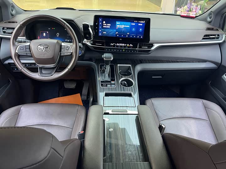 Фото 8 - Toyota Sienna