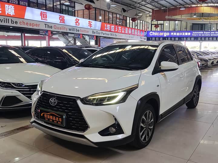 Фото 2 - Toyota Yaris L Hatchback