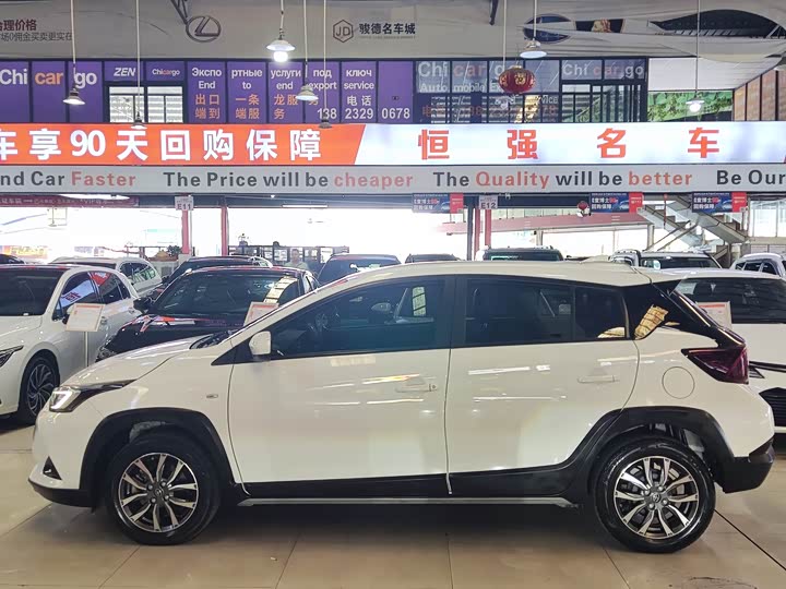 Фото 3 - Toyota Yaris L Hatchback