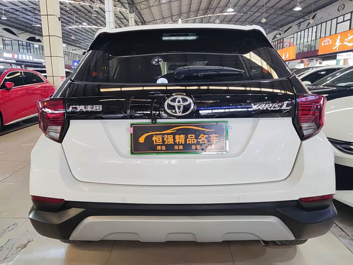 Фото 4 - Toyota Yaris L Hatchback