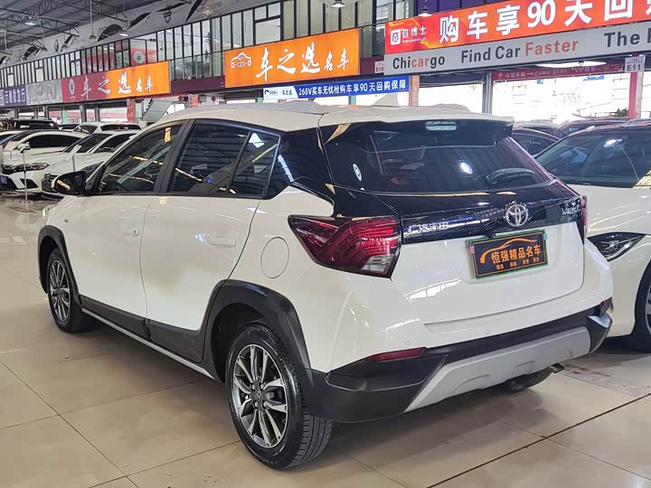 Фото 5 - Toyota Yaris L Hatchback