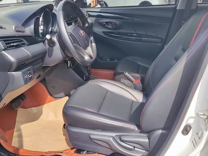 Фото 6 - Toyota Yaris L Hatchback