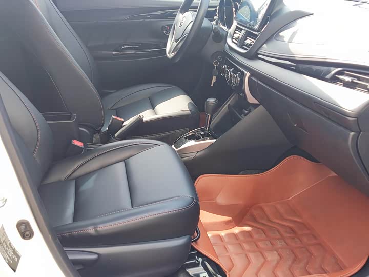 Фото 7 - Toyota Yaris L Hatchback