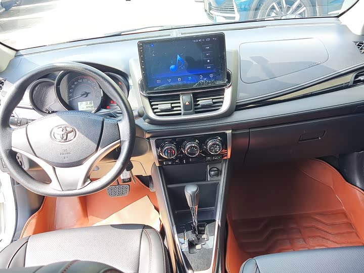 Фото 9 - Toyota Yaris L Hatchback