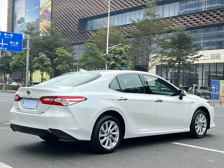 Фото 4 - Toyota Camry