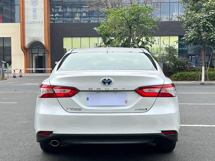 Фото 5 - Toyota Camry