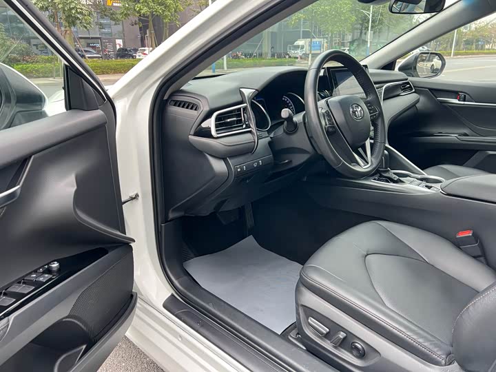 Фото 7 - Toyota Camry