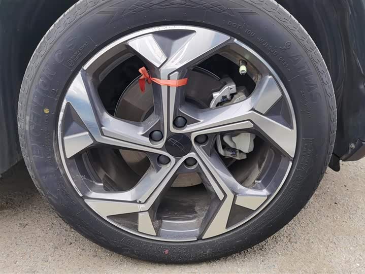 Фото 6 - Geely Atlas L