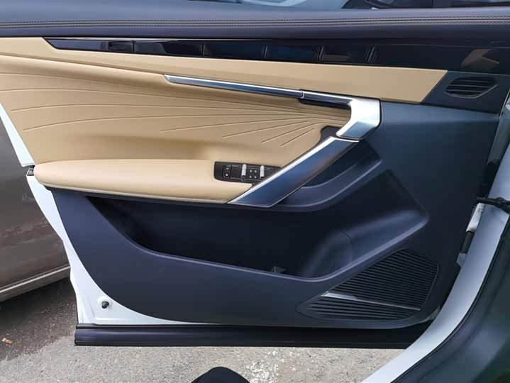 Фото 7 - Geely Atlas L