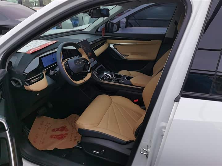 Фото 9 - Geely Atlas L