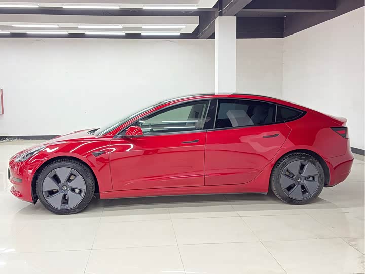 Фото 4 - Tesla Model 3