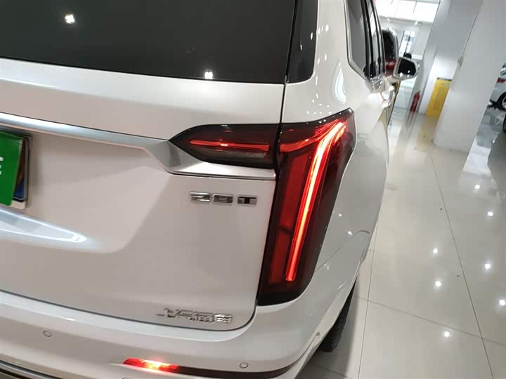 Фото 8 - Cadillac XT6