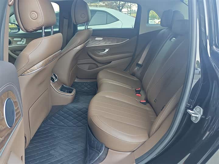 Фото 8 - Mercedes-Benz E-Class