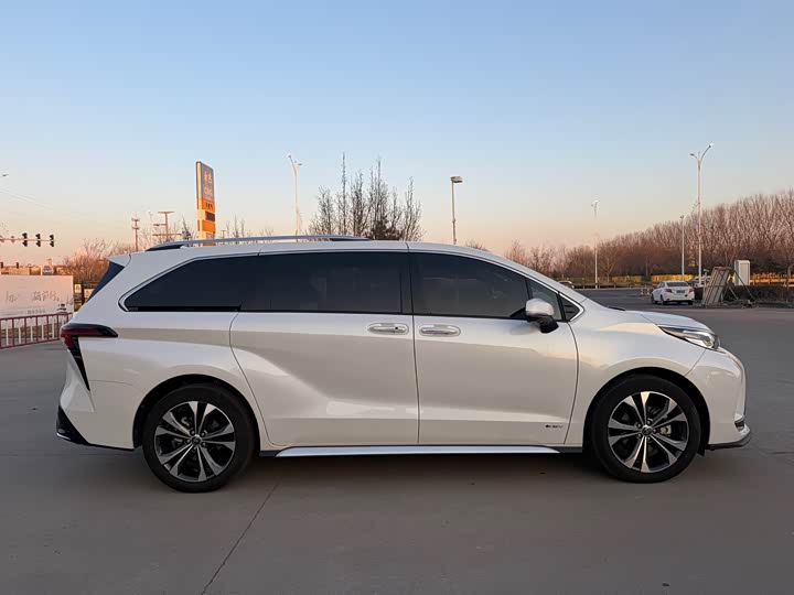 Фото 4 - Toyota Granvia