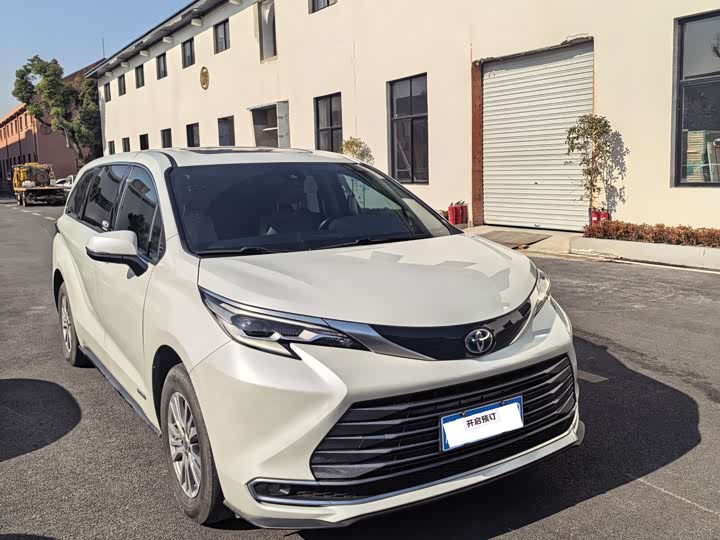 Фото 1 - Toyota Sienna