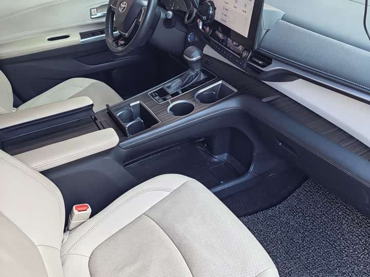 Фото 3 - Toyota Sienna