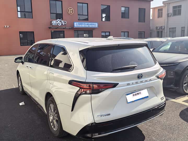 Фото 7 - Toyota Sienna