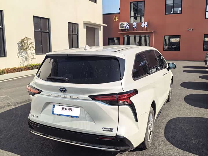 Фото 8 - Toyota Sienna