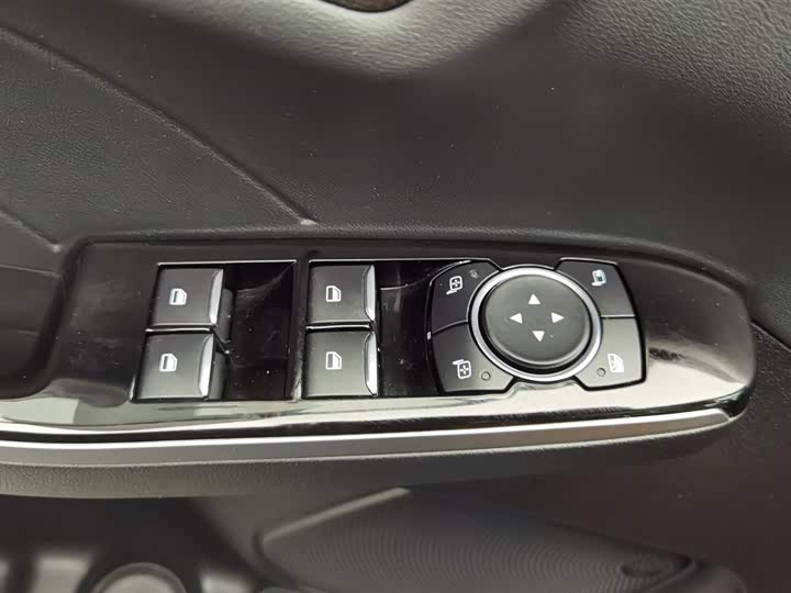 Фото 9 - Ford Escape