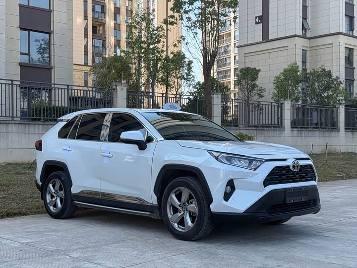 Фото 1 - Toyota RAV4