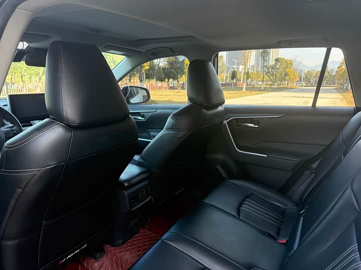 Фото 6 - Toyota RAV4