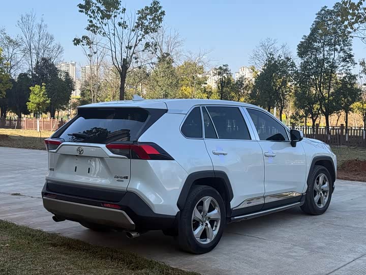 Фото 7 - Toyota RAV4