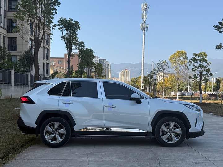 Фото 8 - Toyota RAV4