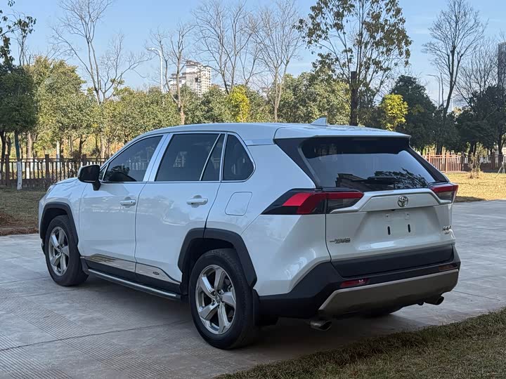 Фото 9 - Toyota RAV4