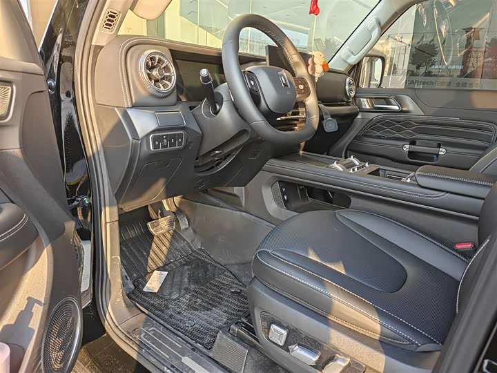 Фото 2 - Tank 300 Hybrid