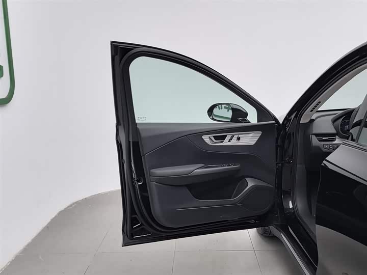 Фото 8 - Hongqi E-QM5