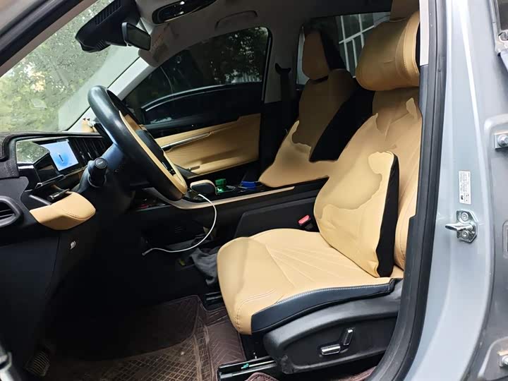 Фото 8 - Geely Atlas L