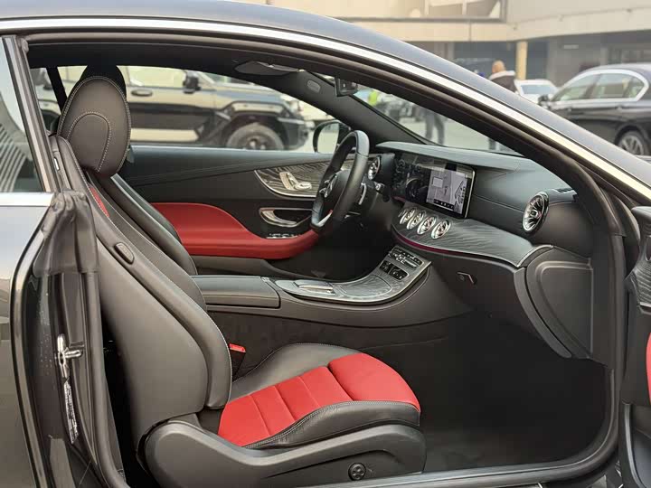 Фото 5 - Mercedes-Benz E-Class