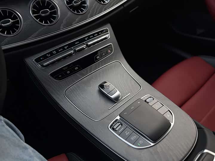 Фото 9 - Mercedes-Benz E-Class