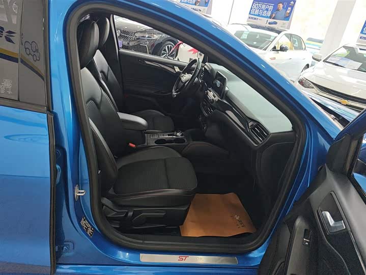 Фото 8 - Ford Focus