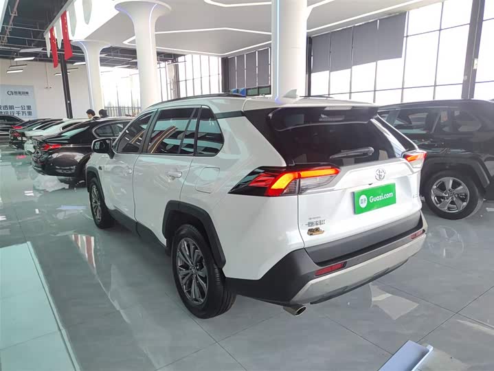 Фото 5 - Toyota RAV4