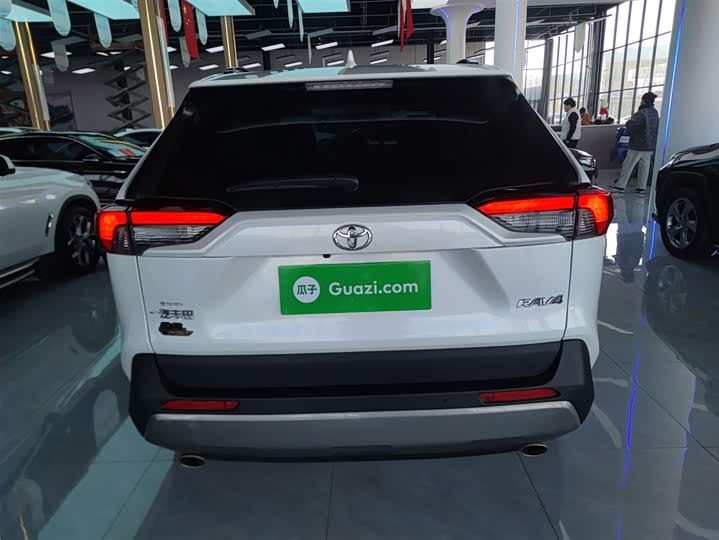 Фото 6 - Toyota RAV4