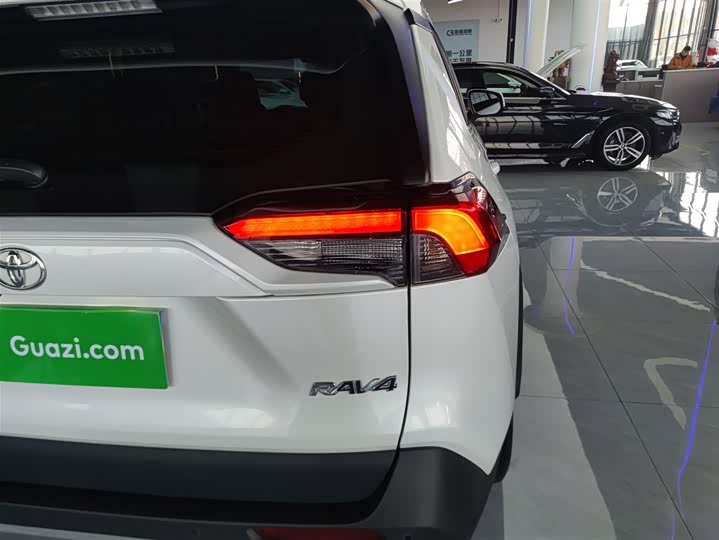 Фото 8 - Toyota RAV4