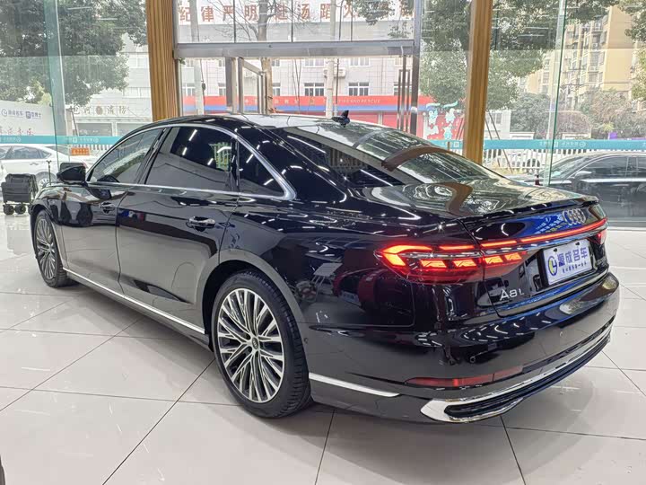 Фото 7 - Audi A8